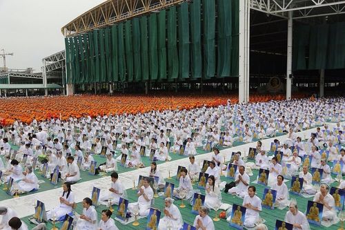 ภาพ No.9178:พิธีอัญเชิญรูปหล่อทองคำหลวงปู่ วันครูวิชชาธรรมกาย 2556