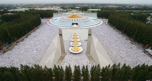 ภาพ No.9183:พิธีอัญเชิญรูปหล่อทองคำหลวงปู่ วันครูวิชชาธรรมกาย 2556