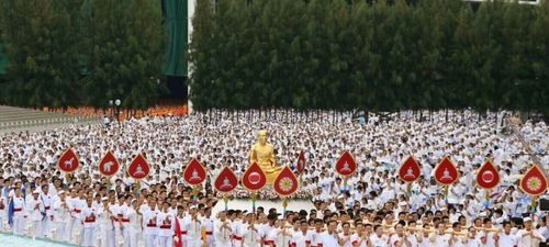 ภาพ No.9182:พิธีอัญเชิญรูปหล่อทองคำหลวงปู่ วันครูวิชชาธรรมกาย 2556