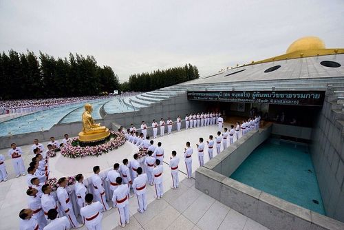 ภาพ No.9185:พิธีอัญเชิญรูปหล่อทองคำหลวงปู่ วันครูวิชชาธรรมกาย 2556