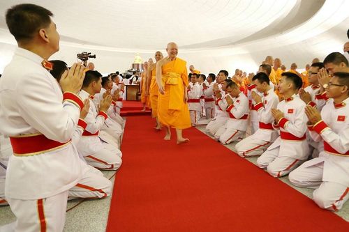 ภาพ No.9193:พิธีอัญเชิญรูปหล่อทองคำหลวงปู่ วันครูวิชชาธรรมกาย 2556