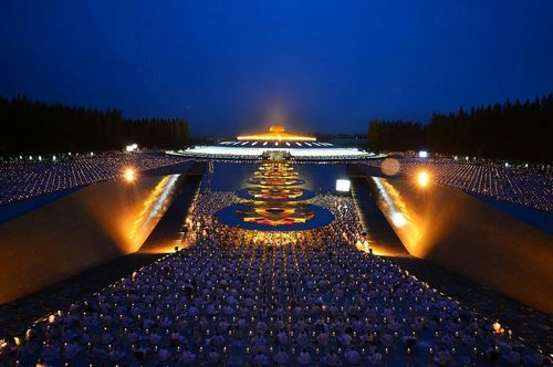 ภาพ No.9195:พิธีอัญเชิญรูปหล่อทองคำหลวงปู่ วันครูวิชชาธรรมกาย 2556