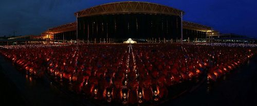 ภาพ No.9196:พิธีอัญเชิญรูปหล่อทองคำหลวงปู่ วันครูวิชชาธรรมกาย 2556