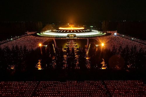 ภาพ No.9198:พิธีอัญเชิญรูปหล่อทองคำหลวงปู่ วันครูวิชชาธรรมกาย 2556