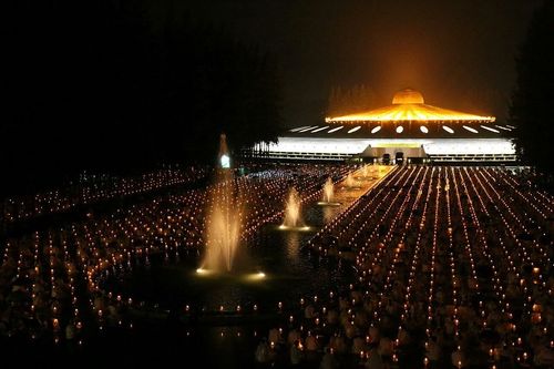 ภาพ No.9201:พิธีอัญเชิญรูปหล่อทองคำหลวงปู่ วันครูวิชชาธรรมกาย 2556