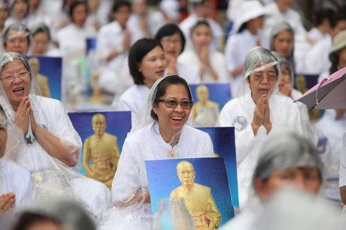 ภาพ No.9209:พิธีอัญเชิญรูปหล่อทองคำหลวงปู่ วันครูวิชชาธรรมกาย 2556