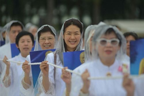 ภาพ No.9208:พิธีอัญเชิญรูปหล่อทองคำหลวงปู่ วันครูวิชชาธรรมกาย 2556