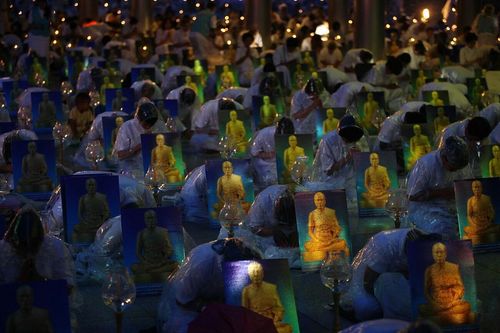 ภาพ No.9224:พิธีอัญเชิญรูปหล่อทองคำหลวงปู่ วันครูวิชชาธรรมกาย 2556