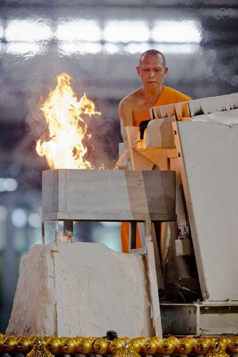 ภาพ No.9336:พิธีหล่อรูปเหมือนหลวงปู่วัดปากน้ำด้วยทองคำ องค์ที่ 7