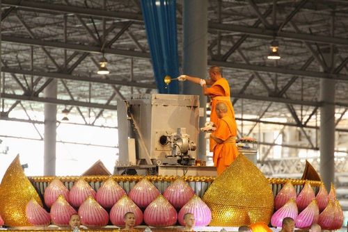 ภาพ No.9360:พิธีหล่อรูปเหมือนหลวงปู่วัดปากน้ำด้วยทองคำ องค์ที่ 7