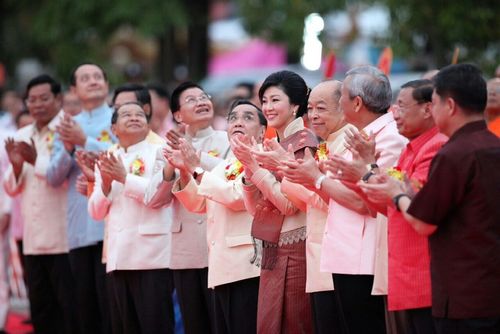 “ตักบาตรมิตรภาพไทย-ลาว” เนื่องในวันออกพรรษา 2556