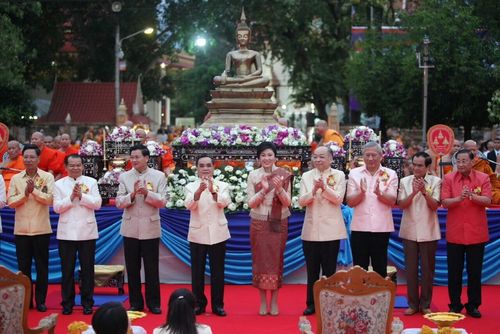 ภาพ No.9226:“ตักบาตรมิตรภาพไทย-ลาว” เนื่องในวันออกพรรษา 2556