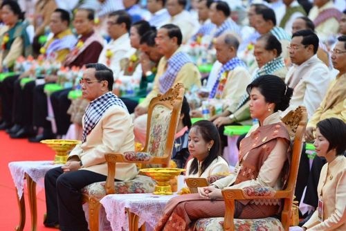 ภาพ No.9236:“ตักบาตรมิตรภาพไทย-ลาว” เนื่องในวันออกพรรษา 2556