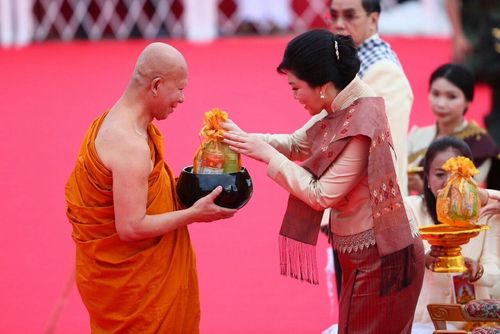 ภาพ No.9240:“ตักบาตรมิตรภาพไทย-ลาว” เนื่องในวันออกพรรษา 2556