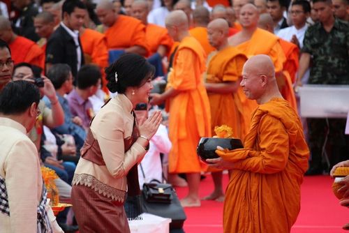 ภาพ No.9241:“ตักบาตรมิตรภาพไทย-ลาว” เนื่องในวันออกพรรษา 2556