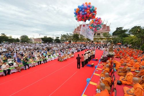 ภาพ No.9244:“ตักบาตรมิตรภาพไทย-ลาว” เนื่องในวันออกพรรษา 2556