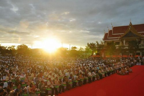 ภาพ No.9248:“ตักบาตรมิตรภาพไทย-ลาว” เนื่องในวันออกพรรษา 2556