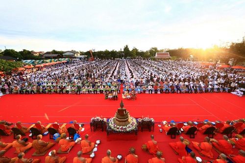 ภาพ No.9249:“ตักบาตรมิตรภาพไทย-ลาว” เนื่องในวันออกพรรษา 2556