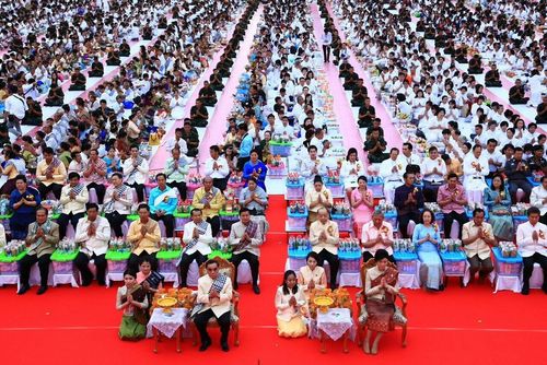 ภาพ No.9254:“ตักบาตรมิตรภาพไทย-ลาว” เนื่องในวันออกพรรษา 2556