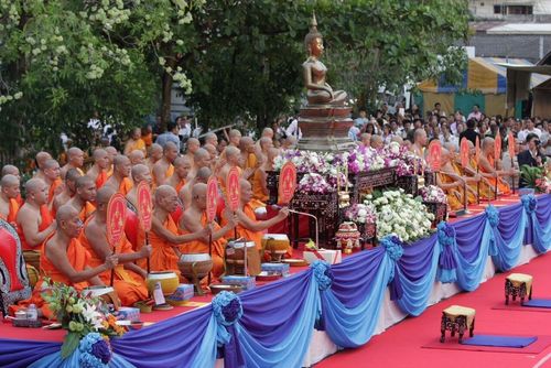 ภาพ No.9251:“ตักบาตรมิตรภาพไทย-ลาว” เนื่องในวันออกพรรษา 2556