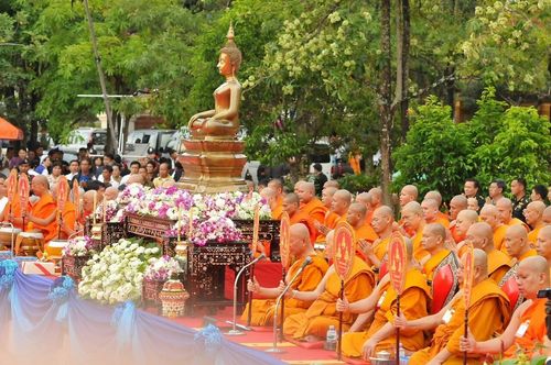 ภาพ No.9253:“ตักบาตรมิตรภาพไทย-ลาว” เนื่องในวันออกพรรษา 2556