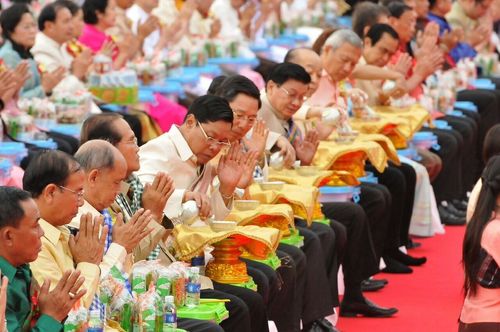 ภาพ No.9252:“ตักบาตรมิตรภาพไทย-ลาว” เนื่องในวันออกพรรษา 2556