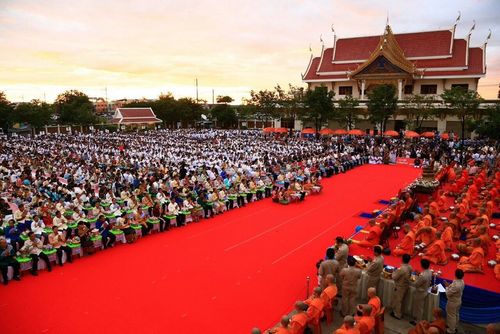 ภาพ No.9257:“ตักบาตรมิตรภาพไทย-ลาว” เนื่องในวันออกพรรษา 2556