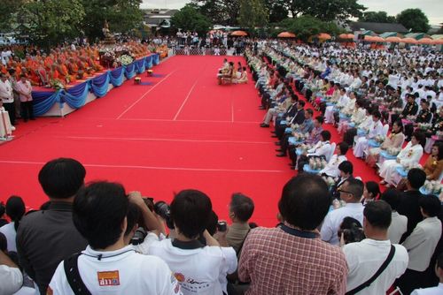 ภาพ No.9256:“ตักบาตรมิตรภาพไทย-ลาว” เนื่องในวันออกพรรษา 2556