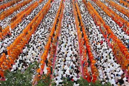 ภาพ No.9259:“ตักบาตรมิตรภาพไทย-ลาว” เนื่องในวันออกพรรษา 2556