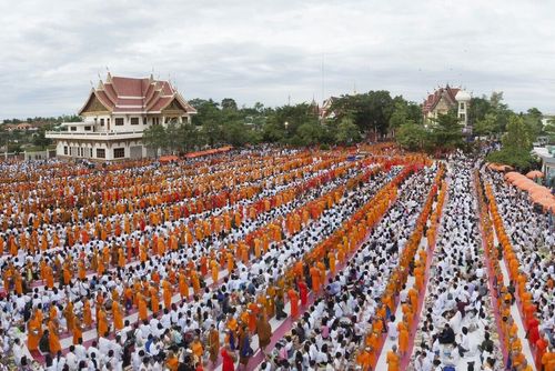 ภาพ No.9261:“ตักบาตรมิตรภาพไทย-ลาว” เนื่องในวันออกพรรษา 2556