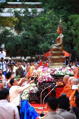 ภาพ No.9263:“ตักบาตรมิตรภาพไทย-ลาว” เนื่องในวันออกพรรษา 2556