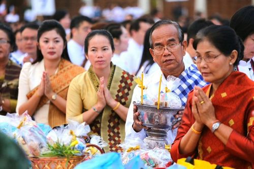 ภาพ No.9268:“ตักบาตรมิตรภาพไทย-ลาว” เนื่องในวันออกพรรษา 2556