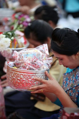 ภาพ No.9269:“ตักบาตรมิตรภาพไทย-ลาว” เนื่องในวันออกพรรษา 2556