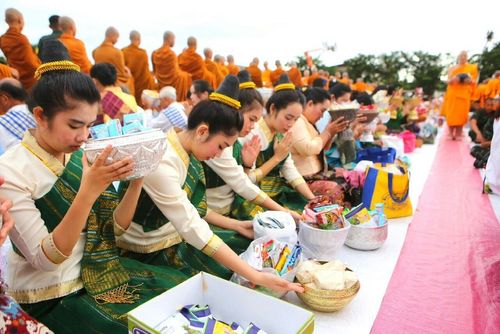 ภาพ No.9272:“ตักบาตรมิตรภาพไทย-ลาว” เนื่องในวันออกพรรษา 2556