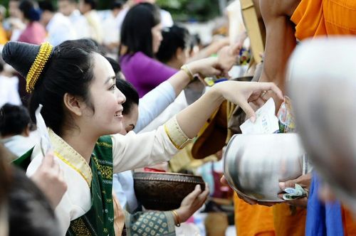 ภาพ No.9270:“ตักบาตรมิตรภาพไทย-ลาว” เนื่องในวันออกพรรษา 2556