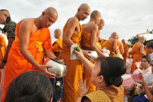 ภาพ No.9276:“ตักบาตรมิตรภาพไทย-ลาว” เนื่องในวันออกพรรษา 2556