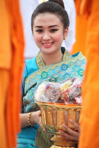 ภาพ No.9275:“ตักบาตรมิตรภาพไทย-ลาว” เนื่องในวันออกพรรษา 2556