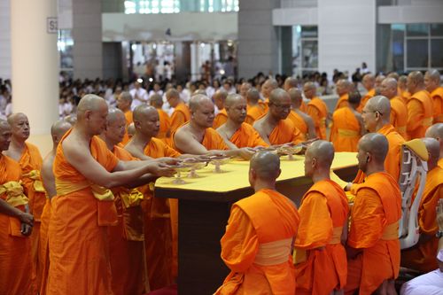 ภาพ No.9374:พิธีมอบปัจจัยโครงการกฐิน 131 วัดสาขาทั้งในและต่างประเทศทั่วโลก