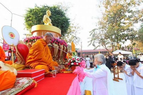 ประมวลภาพตักบาตร พระ 2,700 รูป จังหวัดมหาสารคาม