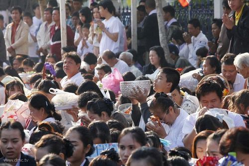 ภาพ No.9392:ประมวลภาพตักบาตร พระ 2,700 รูป จังหวัดมหาสารคาม