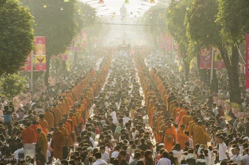 ภาพ No.9393:ประมวลภาพตักบาตร พระ 2,700 รูป จังหวัดมหาสารคาม