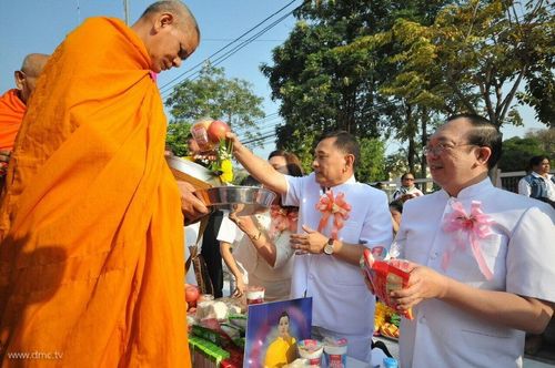 ภาพ No.9394:ประมวลภาพตักบาตร พระ 2,700 รูป จังหวัดมหาสารคาม