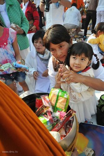 ภาพ No.9396:ประมวลภาพตักบาตร พระ 2,700 รูป จังหวัดมหาสารคาม