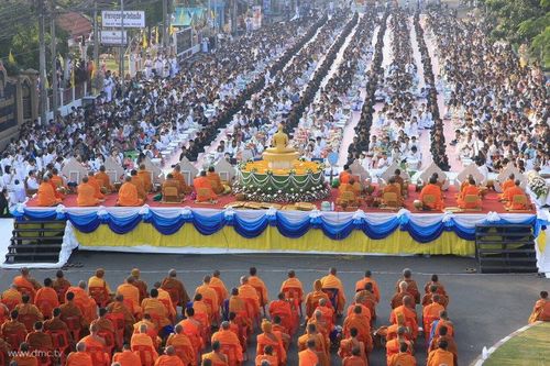 ภาพ No.9404:ประมวลภาพตักบาตร พระ 2,700 รูป จังหวัดมหาสารคาม