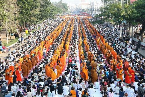 ภาพ No.9405:ประมวลภาพตักบาตร พระ 2,700 รูป จังหวัดมหาสารคาม