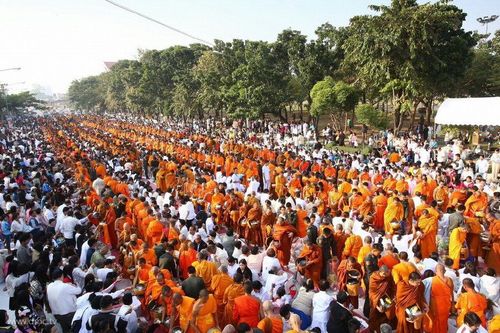 ภาพ No.9406:ประมวลภาพตักบาตร พระ 2,700 รูป จังหวัดมหาสารคาม