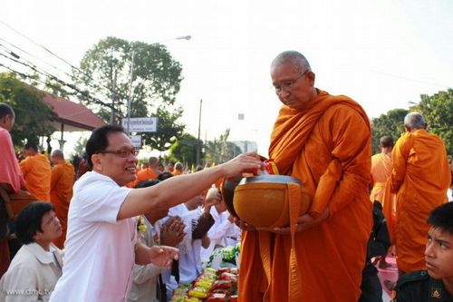 ภาพ No.9403:ประมวลภาพตักบาตร พระ 2,700 รูป จังหวัดมหาสารคาม