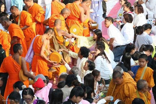 ภาพ No.9407:ประมวลภาพตักบาตร พระ 2,700 รูป จังหวัดมหาสารคาม