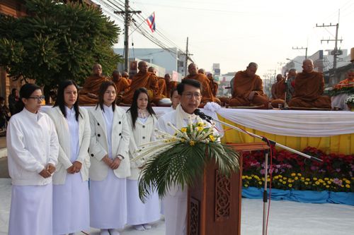 ภาพ No.9508:ประมวลภาพตักบาตรเมืองเลย พระ 2,100 รูป 22 ธันวาคม 2556