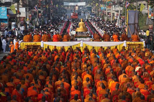 ภาพ No.9507:ประมวลภาพตักบาตรเมืองเลย พระ 2,100 รูป 22 ธันวาคม 2556